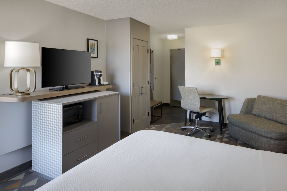 Suite, 1 King Bed (Additional Living Area) - Photo 3