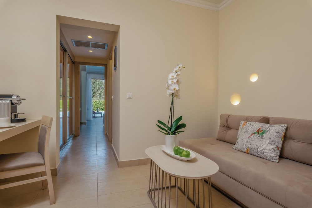 Basic Suite, Private Pool, Resort View