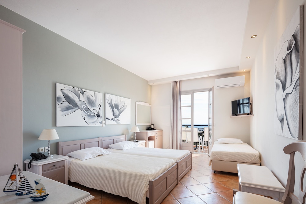 Aegean Triple Room with Balcony & Sea View photo 1