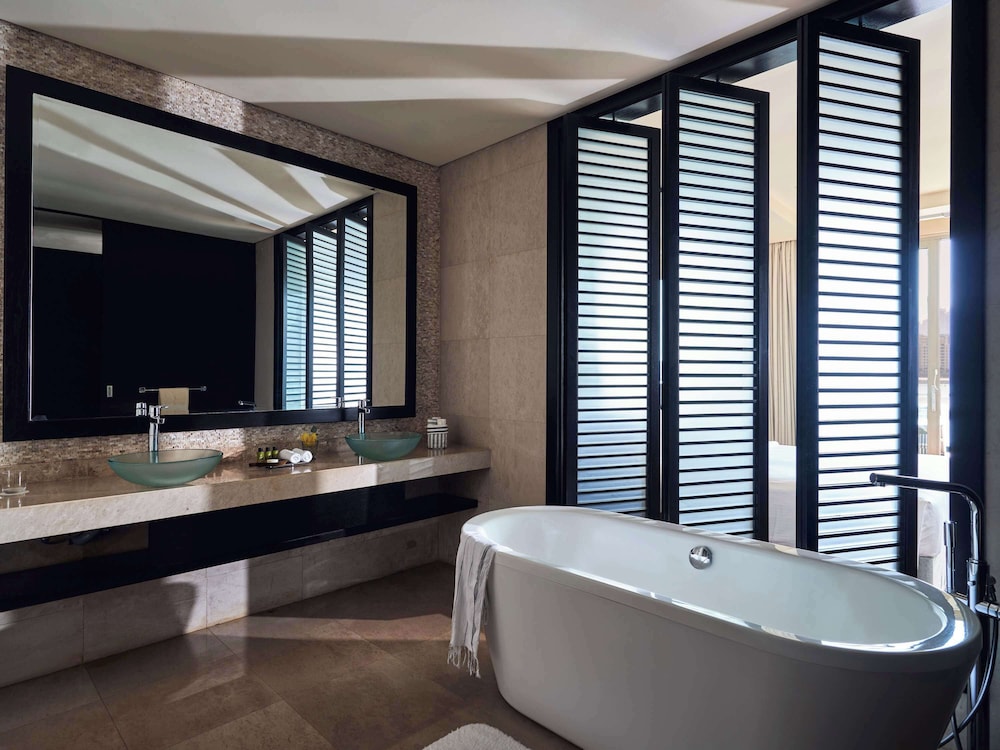 Deluxe Room, 1 King Bed, Sea View