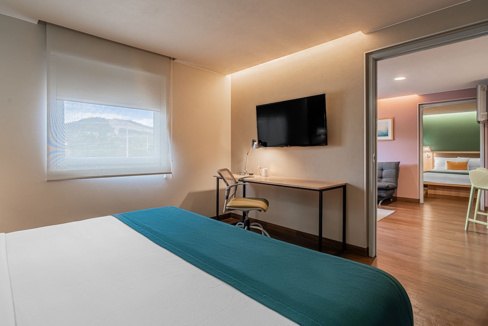 Suite, 2 Bedrooms - Photo 4