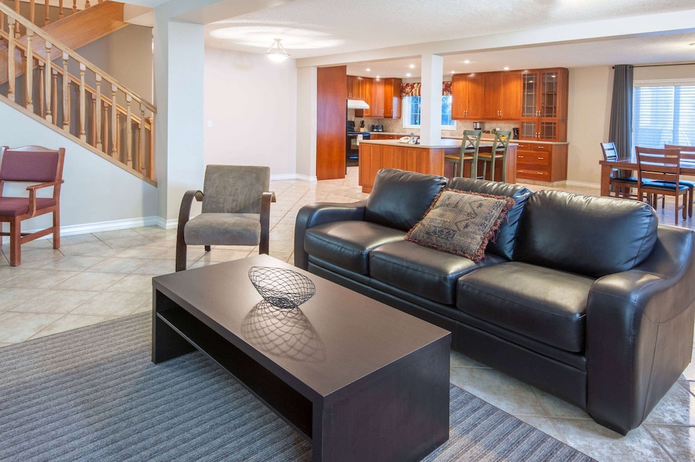 Family Suite, 3 Bedrooms, Kitchen (2 Bathrooms, 2 Levels)