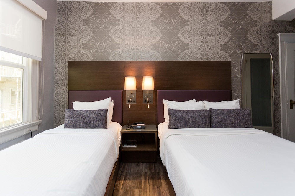 Standard Room, Multiple Beds, Non Smoking photo 3