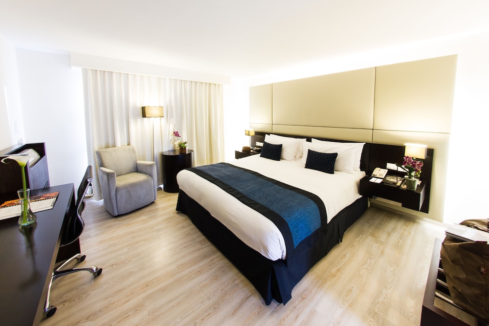 Deluxe Room, 1 King Bed photo 2