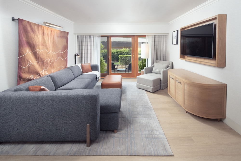 Suite, 1 King Bed photo 3