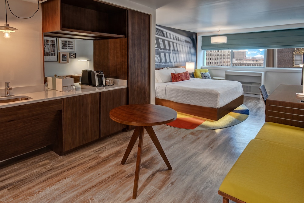 Premium Room, 1 King Bed (Minifridge) photo 3