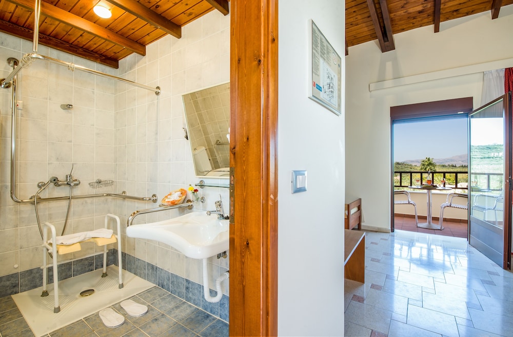 Comfort Twin Room, 1 Bedroom, Accessible, Mountain View photo 2