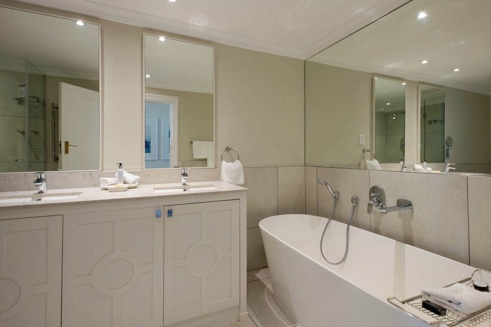 Premier Suite - Photo 11