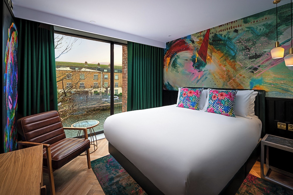 Deluxe Room, 1 Double Bed, Canal View