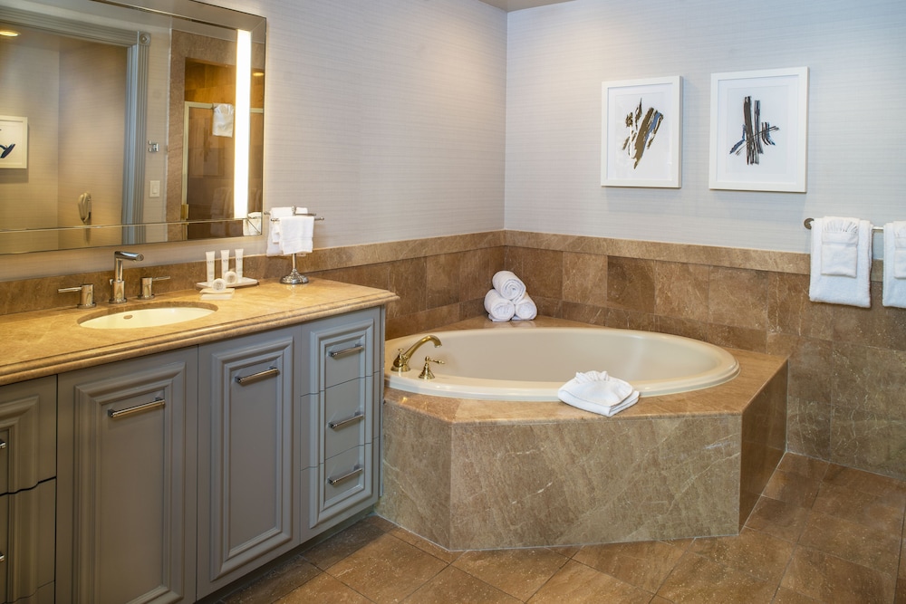 Suite, 1 Bedroom - Photo 2