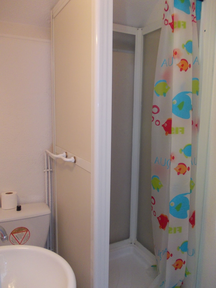 Equipped Economic Room with small bathroom photo 2