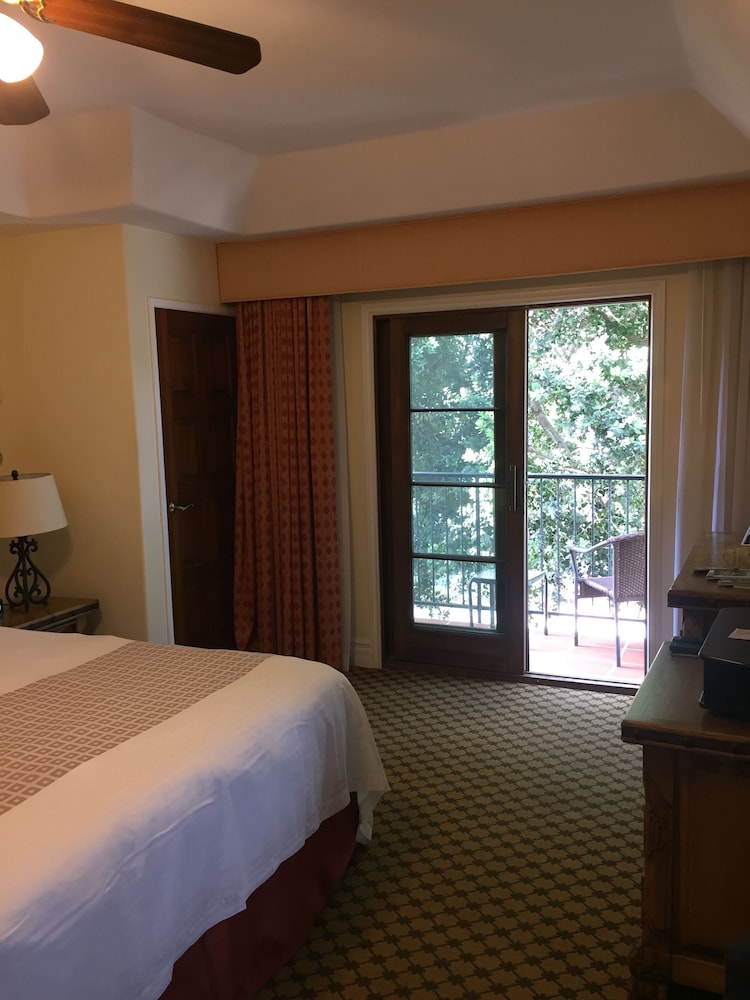 Deluxe Room, 1 King Bed - Photo 2