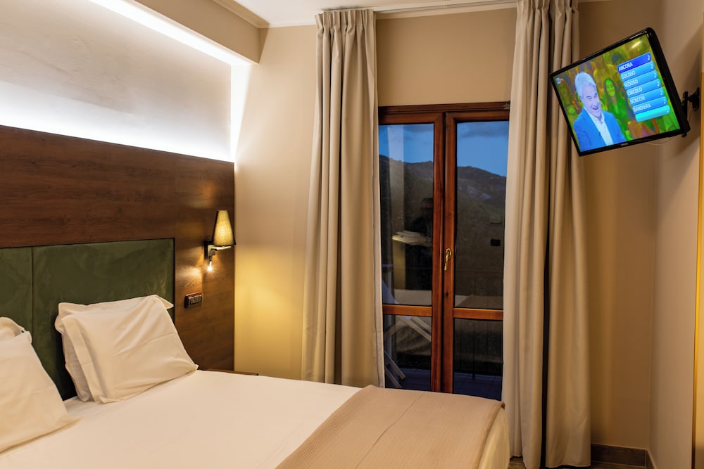 Deluxe Double or Twin Room, Balcony, Mountain View