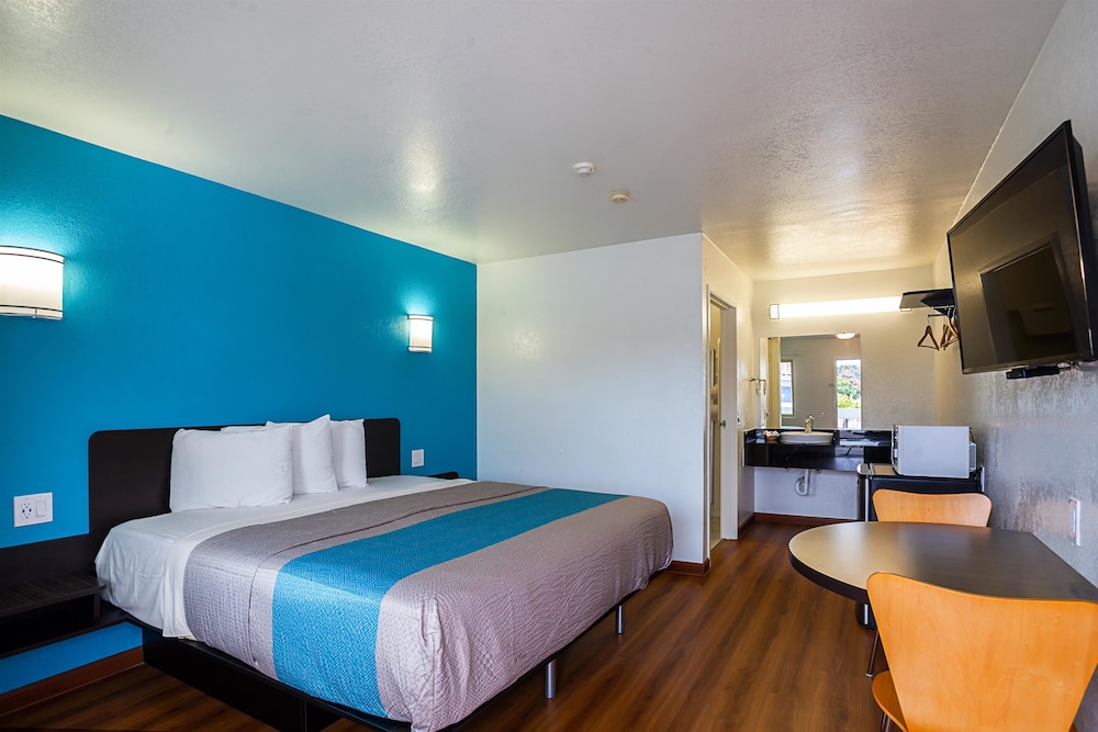Standard Room, 1 King Bed, Non Smoking, Refrigerator & Microwave photo 2