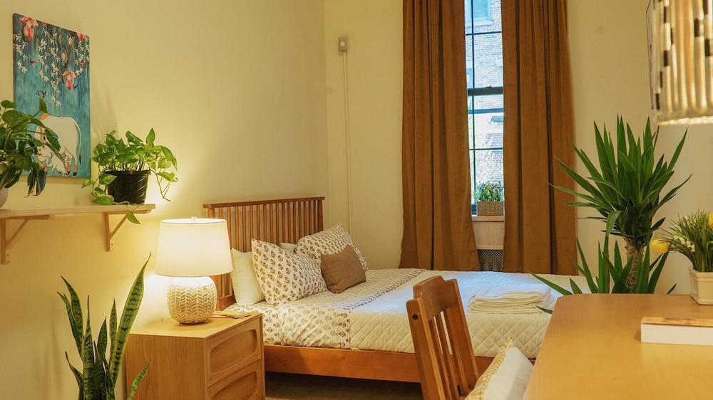 Superior Room, 1 Queen Bed (Shared Bathrooms) photo 1