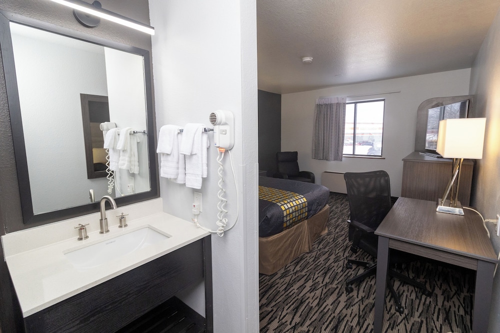 Standard Room, 1 Queen Bed, Non Smoking - Photo 3
