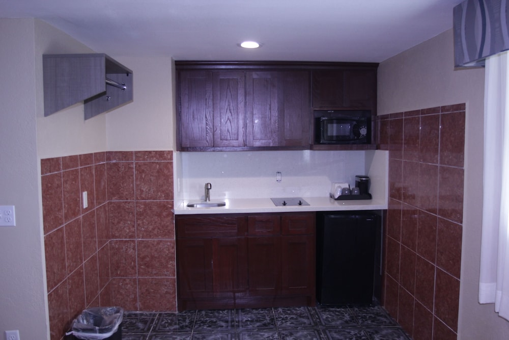 Room, 2 Queen Beds, Non Smoking, Kitchenette - Photo 4