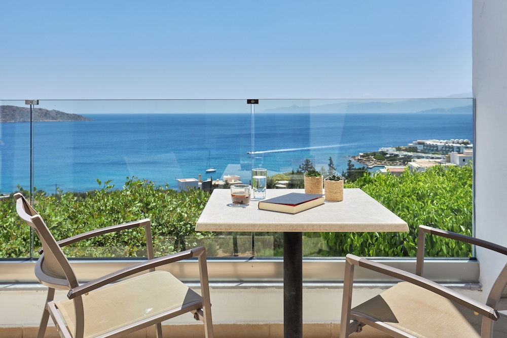 Superior Double Room With Sea View thumbnail 6