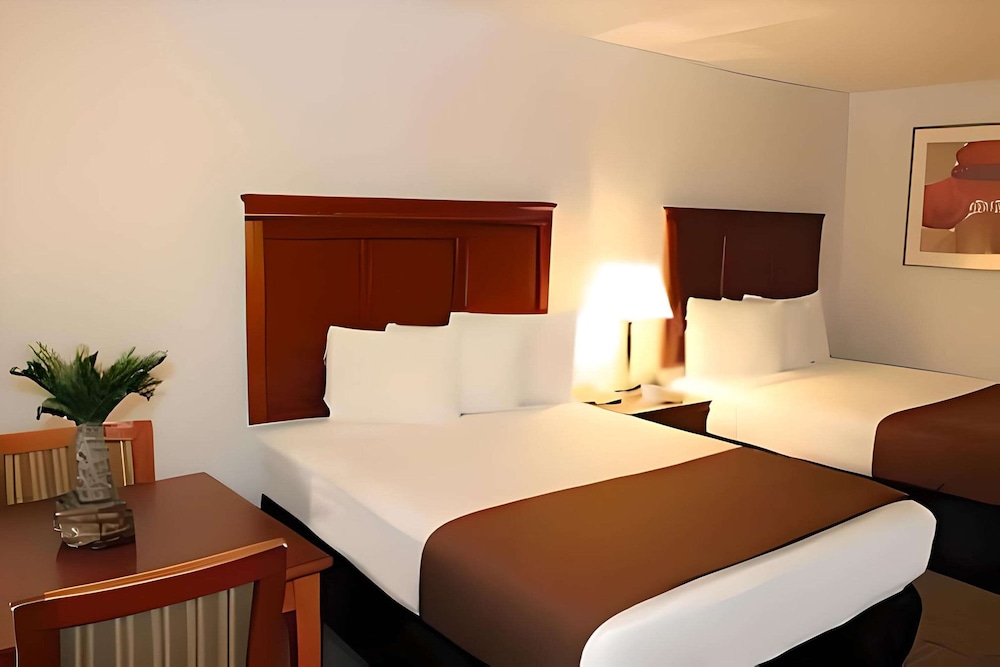 Standard Room, 2 Queen Beds, Non Smoking photo 3