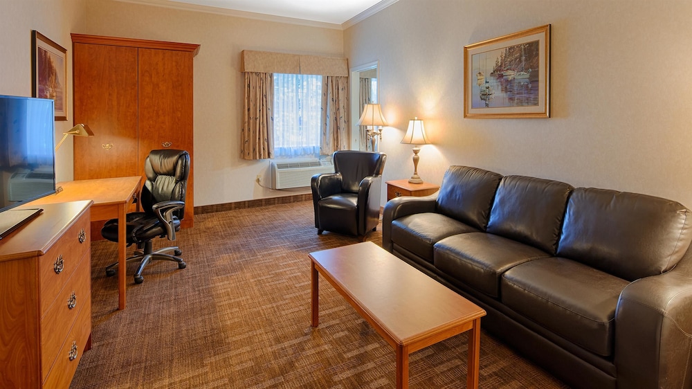 Suite, 1 King Bed with Sofa bed, Non Smoking, Refrigerator & Microwave (with Sofabed) photo 2