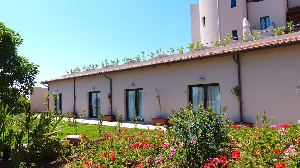 Deluxe Triple Room, Garden View photo 2