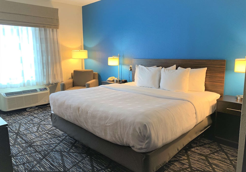 Standard Room, 1 King Bed, Accessible, Bathtub photo 3