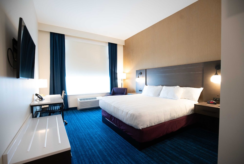 Deluxe Room, 1 King Bed, Pool View