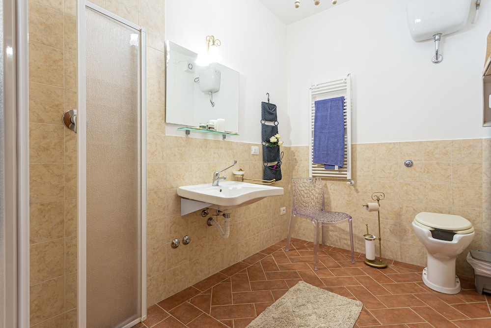 House, Multiple Bedrooms photo 3
