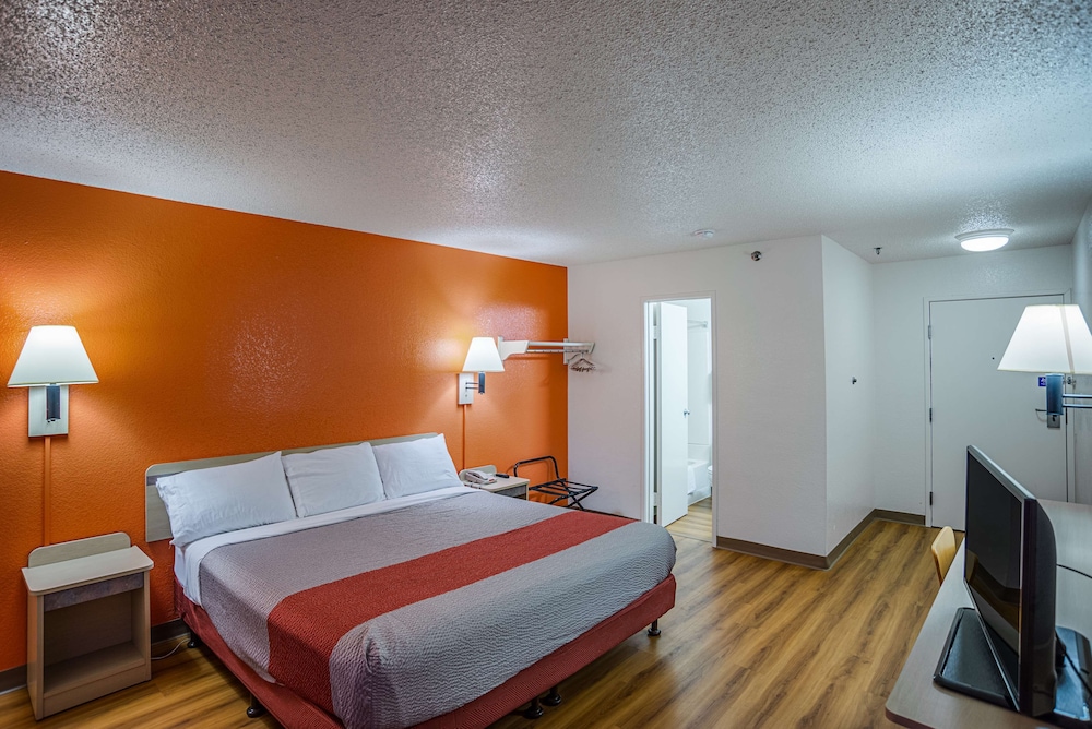 Standard Room, 1 King Bed, Non Smoking photo 1