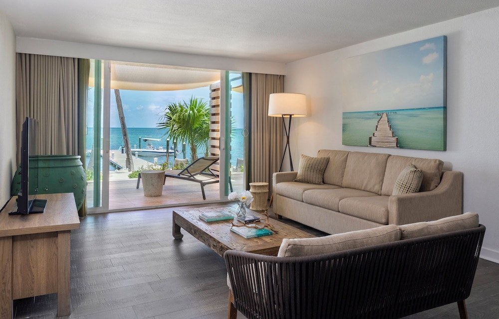 One Bedroom Oceanfront Suite Two Queens Lanai - Photo 2