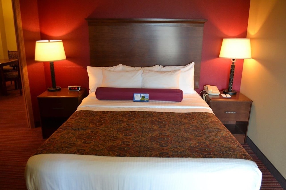 Suite, 1 Queen Bed with Sofa bed, Non Smoking - Photo 3