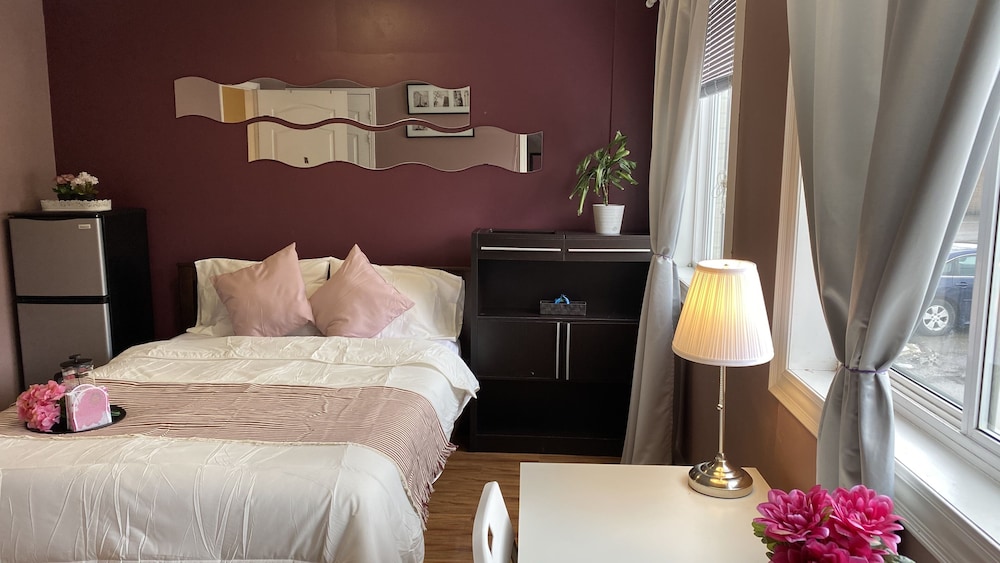 Economy Room, 1 Queen Bed, Ensuite (Shared Kitchen)