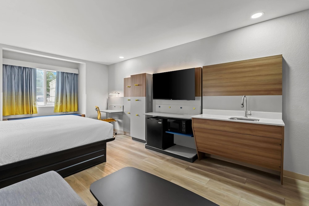 Suite, 1 King Bed, Accessible, Non Smoking (Bathtub w/ Grab Bars) photo 3