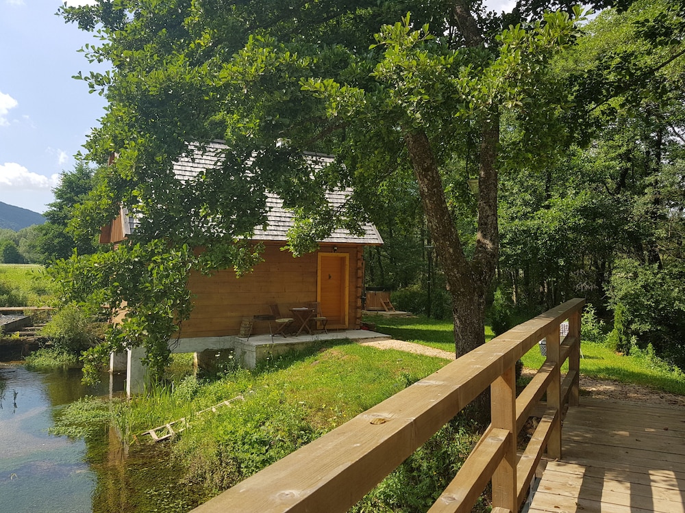 Romantic Cabin, 1 Bedroom, River View, Overwater photo 1