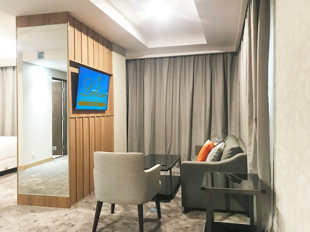 Executive Suite - Photo 1