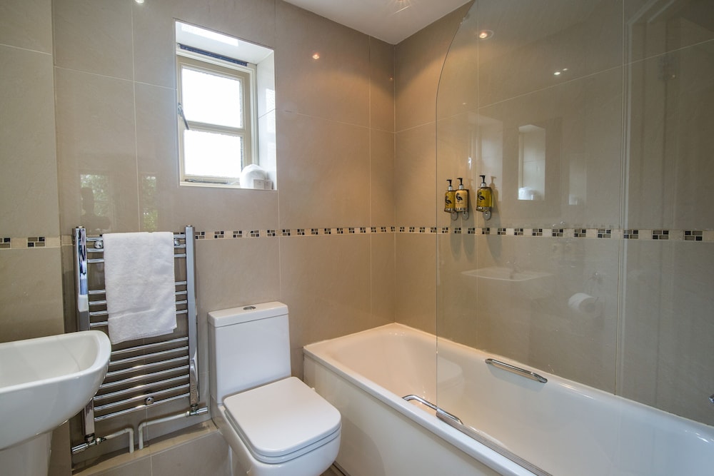 Family Suite, Ensuite (Courtyard) photo 2