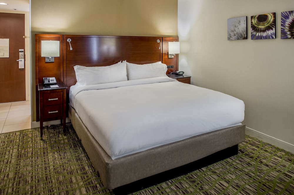 Room, 1 King Bed - Photo 2