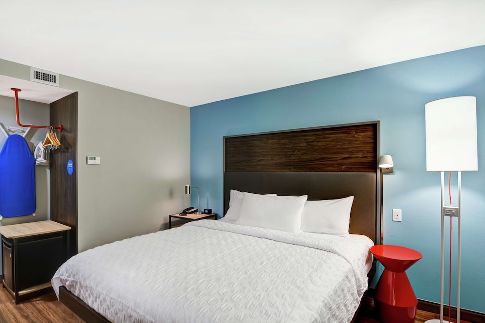 Room, 1 King Bed, Accessible (Hearing) - Photo 1