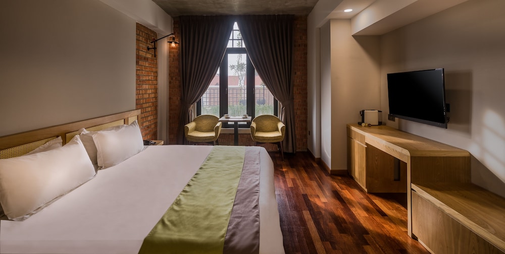 Premier Room, 1 King Bed, Non Smoking, Bathtub photo 1