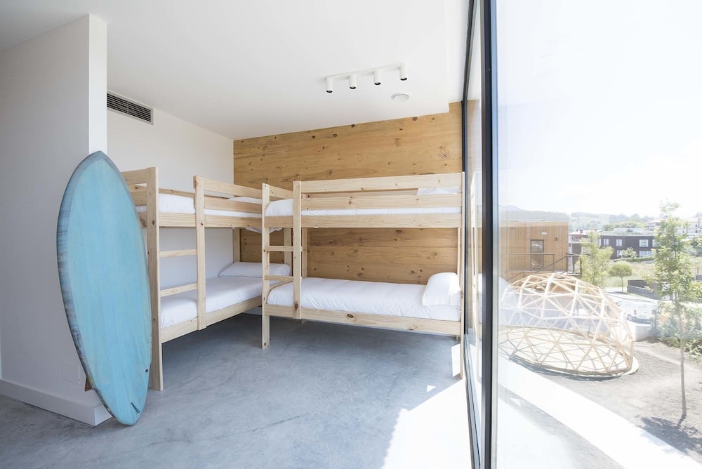 Pack: 1 bed in a 8-Bed Dorm Room, Mixed Dorm, Shared Bathroom + 2h Surf + 1h Yoga photo 3