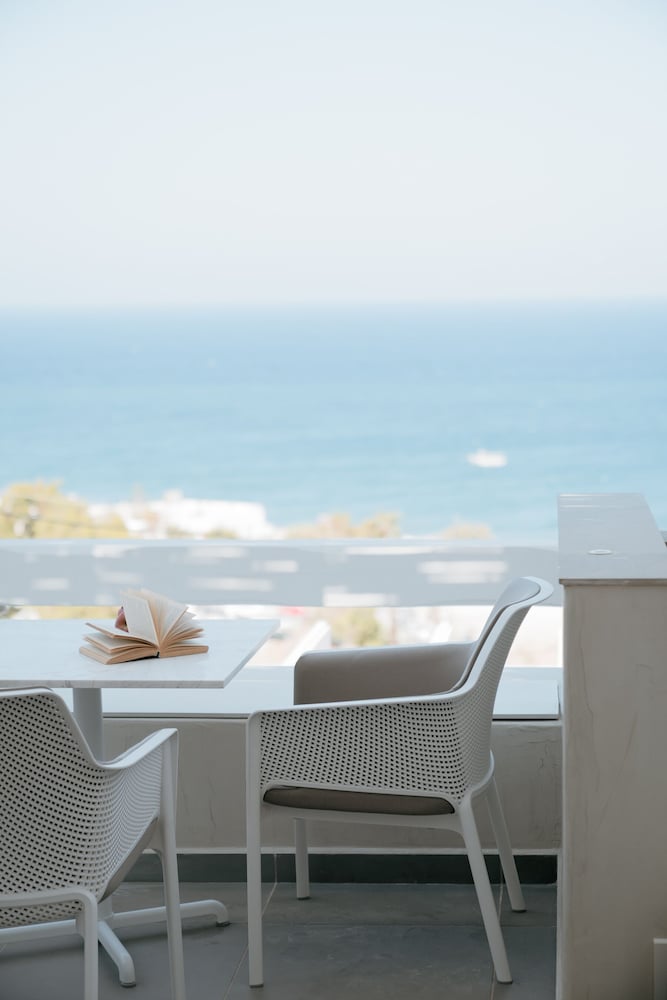 Deluxe Suite with Sea View and Outdoor Hot Tub - Photo 5