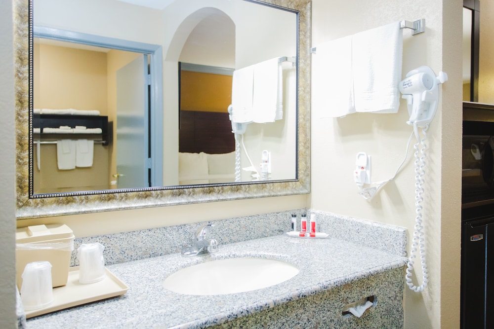 Room, 2 Queen Beds, Accessible, Non Smoking (Roll-In Shower) - Photo 3