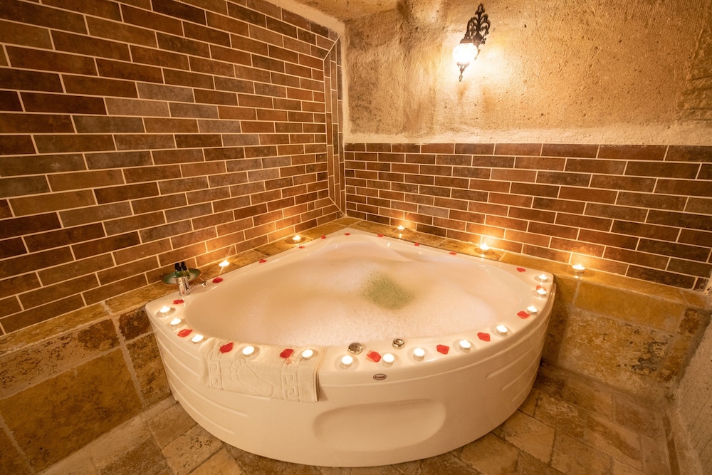 Deluxe Cave Suite with Jacuzzi photo 3