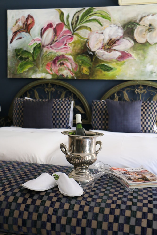 Standard Suite, 1 Bedroom (Pearly Twin Bed Room En-suite)
