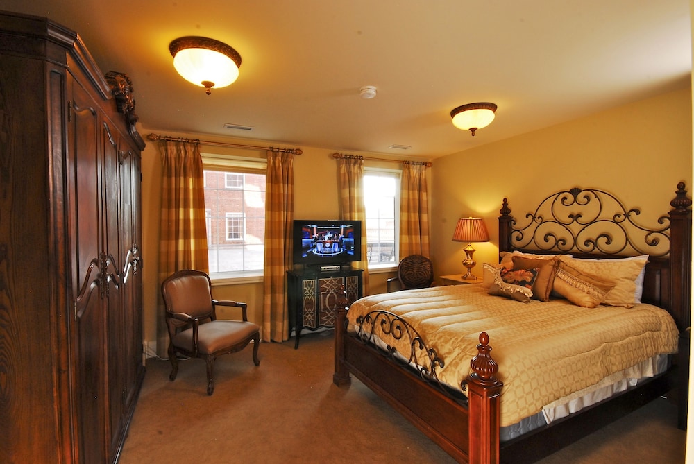 Classic Queen Guest Room