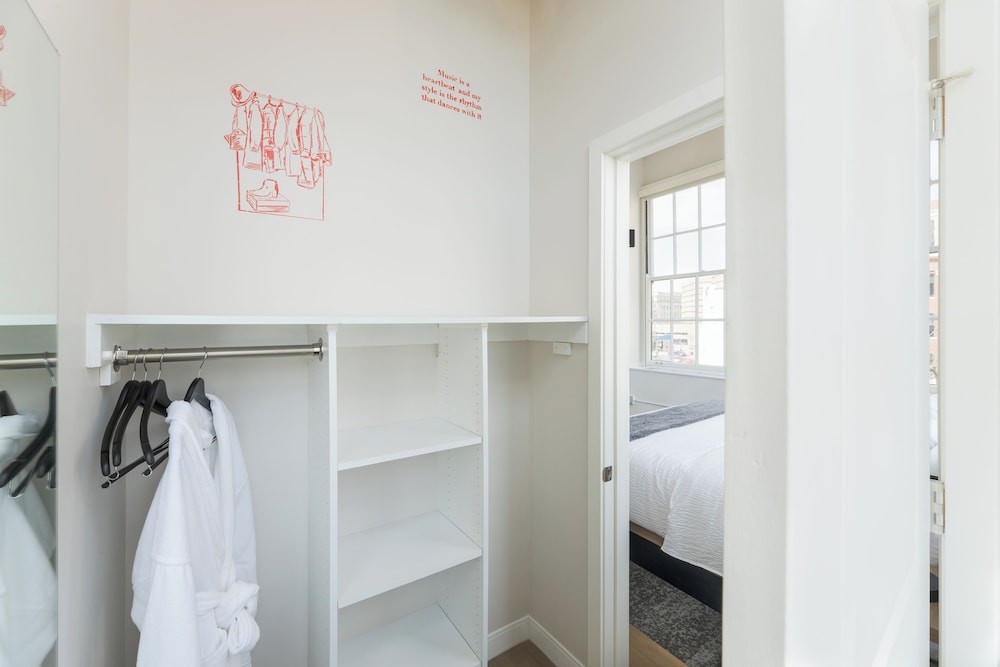 City Suite, 2 Bedrooms, Kitchen, City View (#M303) photo 3