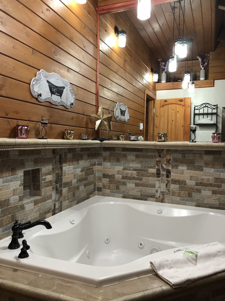 Deluxe Suite, 1 King Bed, Hot Tub photo 3