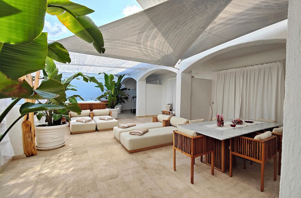 Royal Studio Suite, 1 King Bed with Sofa bed, Pool View - Photo 1