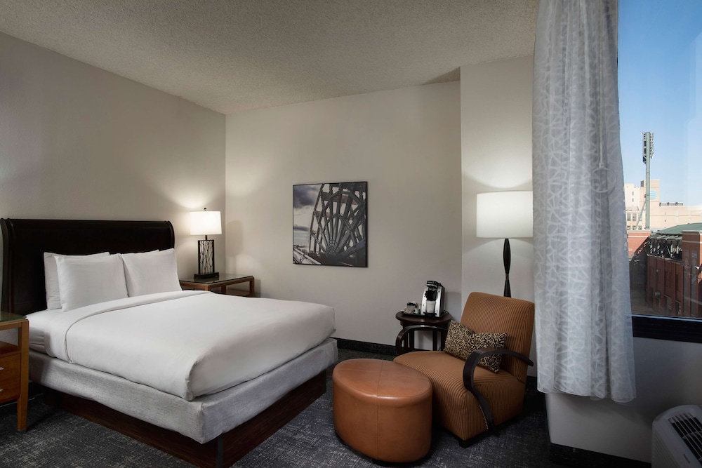 Room, 1 King Bed (Peleton) photo 2