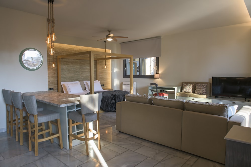 Deluxe Studio Suite, 1 Queen Bed, Garden View, Poolside